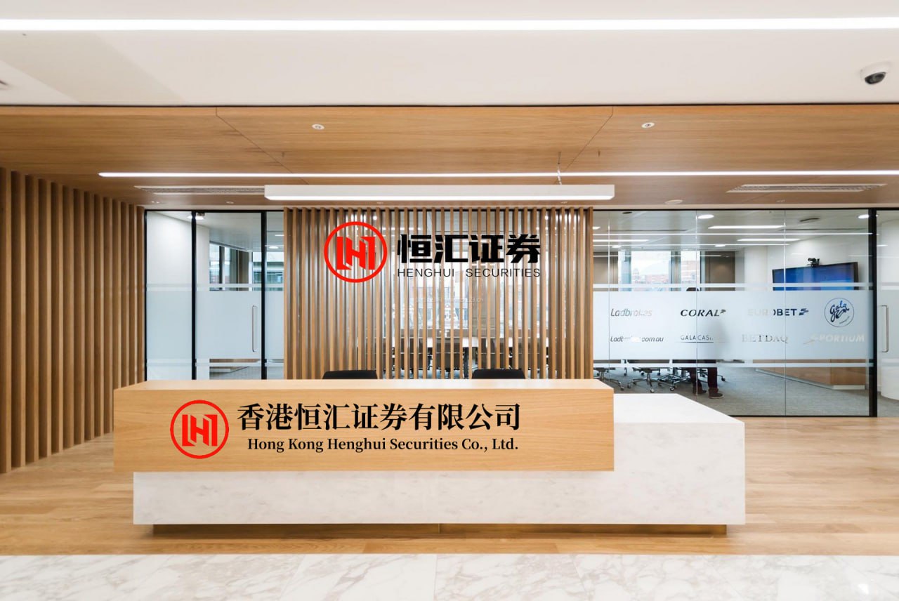 汇通资管 马凡舒母校被偶遇，穿紧身裙小腹突出，小腿外翻壮如萝卜，好普通